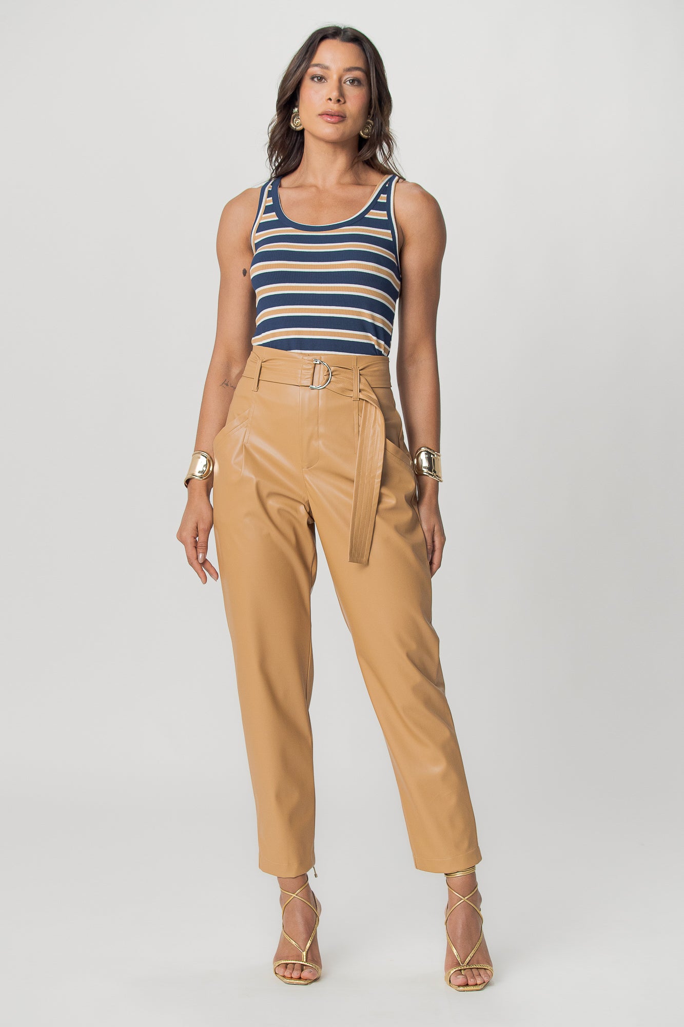 Calça cenoura em P.U com faixa
