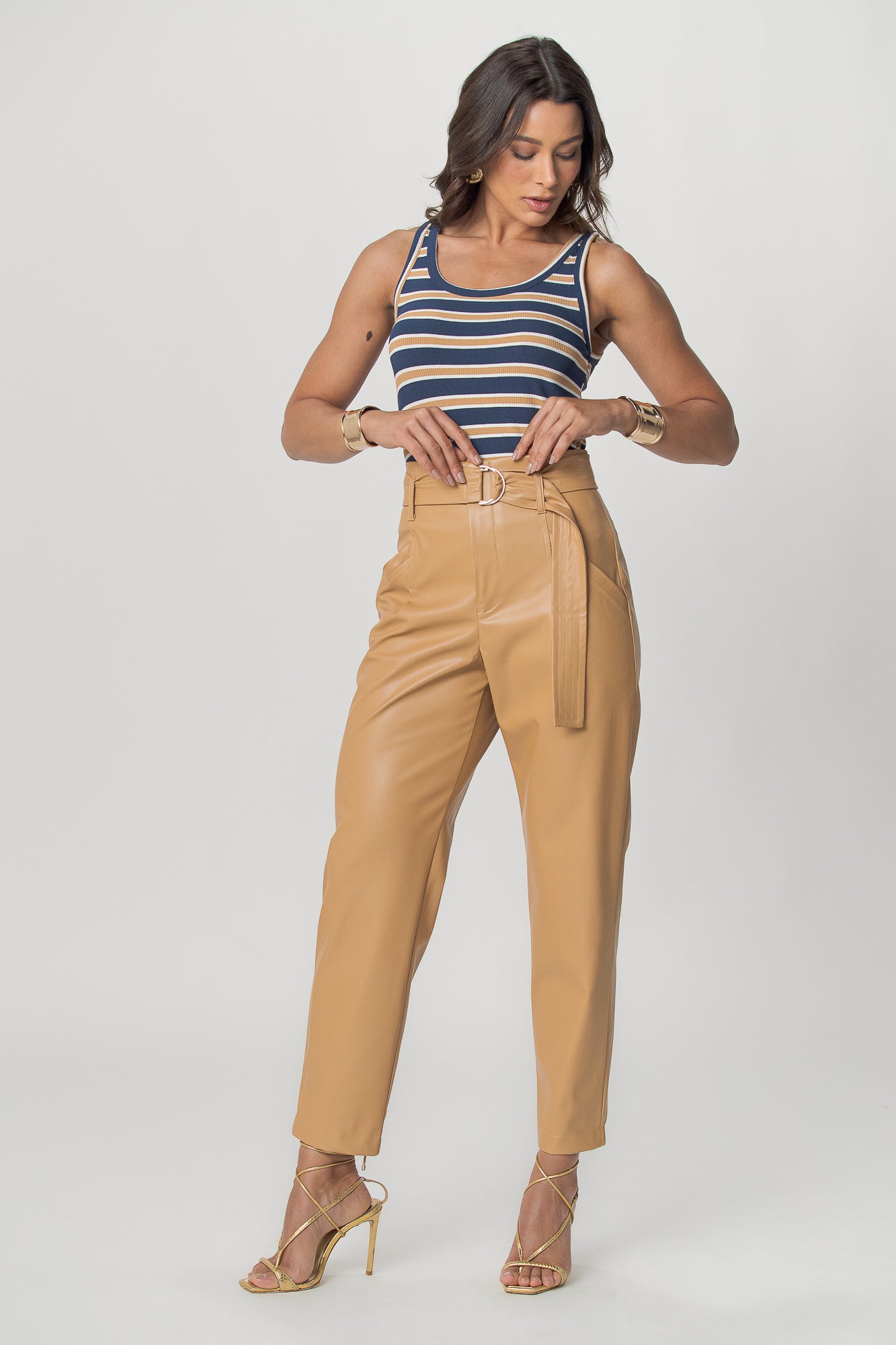 Calça cenoura em P.U com faixa