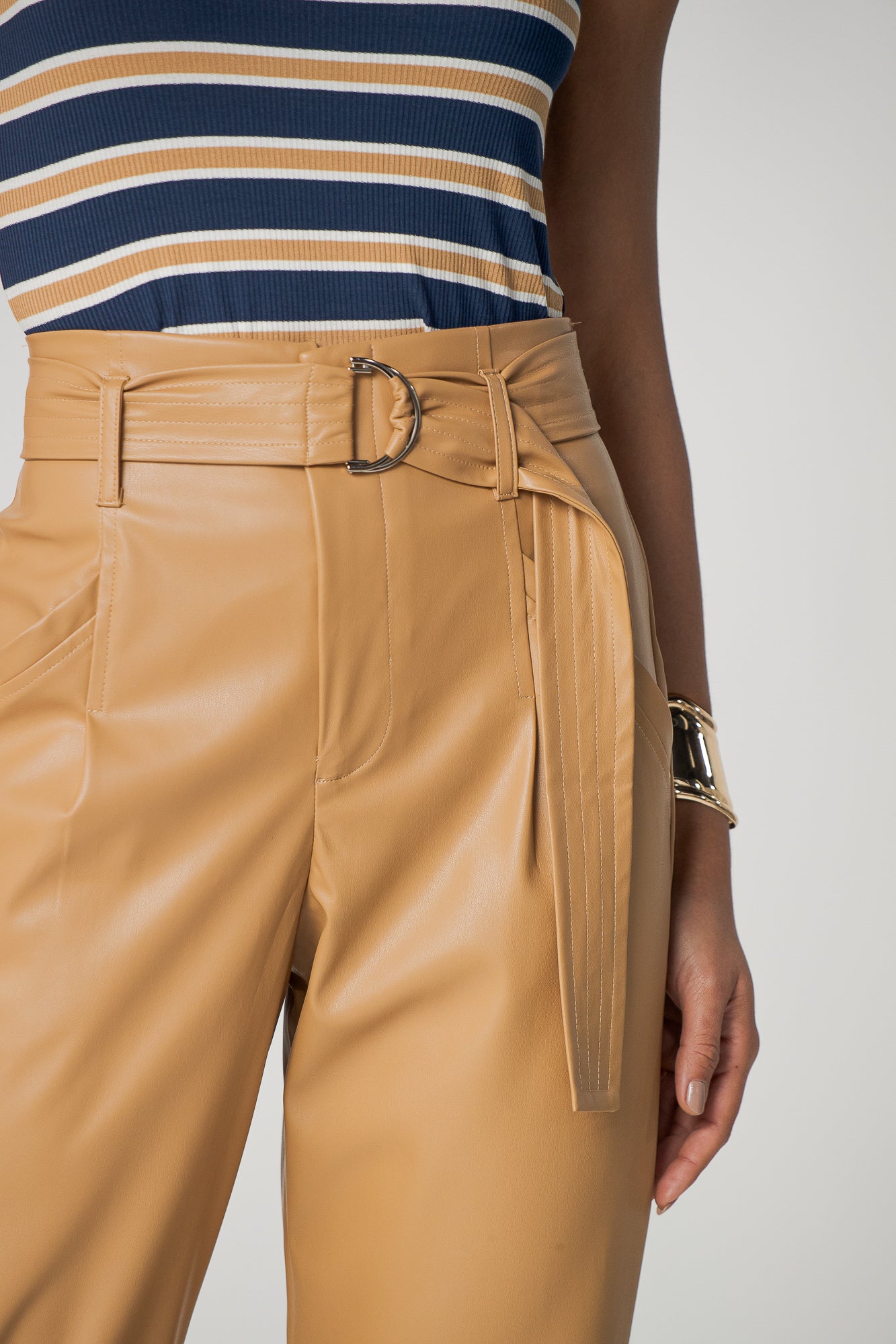 Calça cenoura em P.U com faixa
