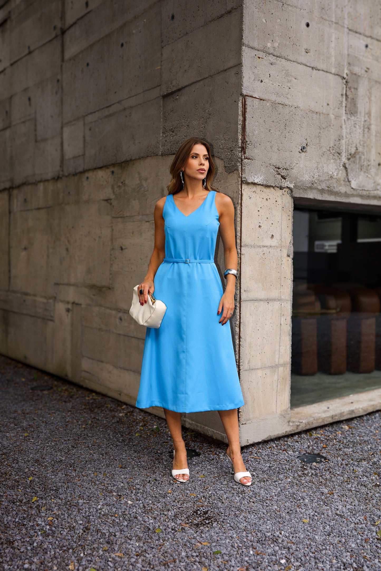 Vestido midi em alfaiataria com decote em V e faixa