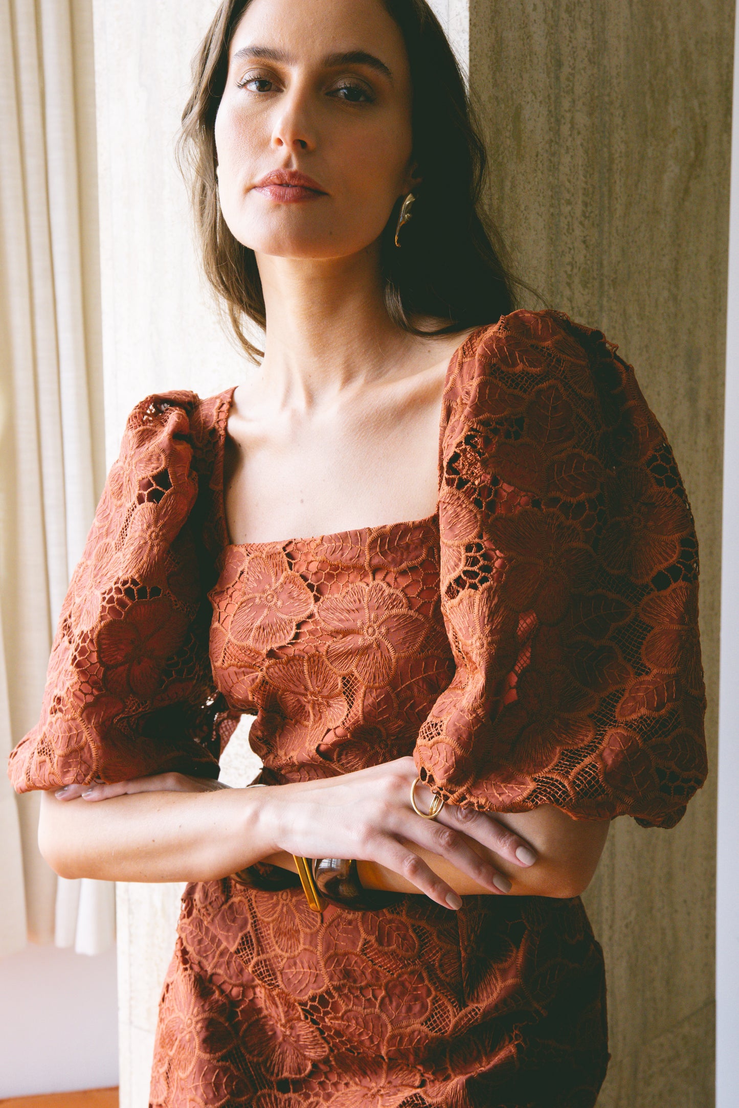 Vestido em Bordado com Decote Reto e Mangas Bufantes
