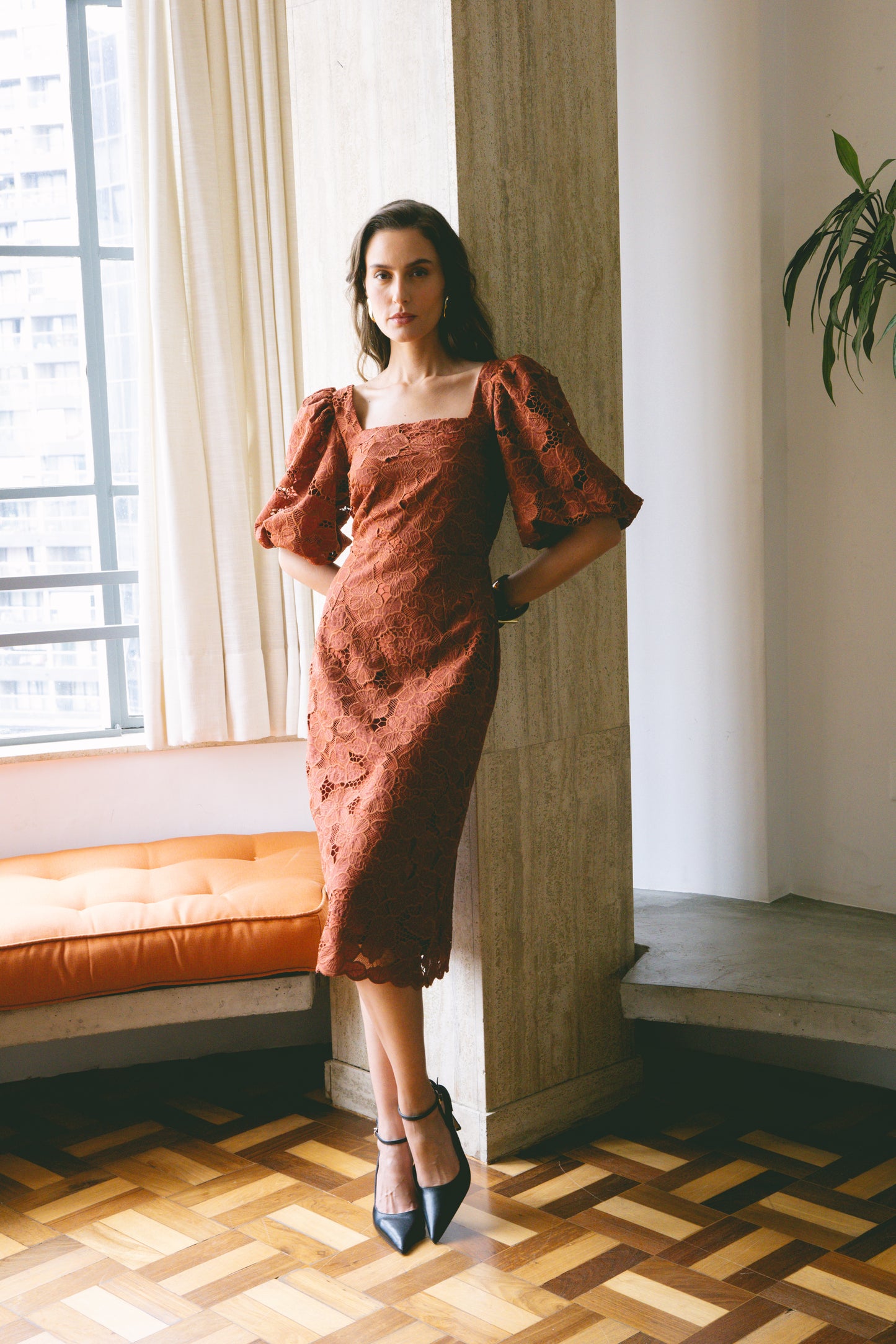 Vestido em Bordado com Decote Reto e Mangas Bufantes