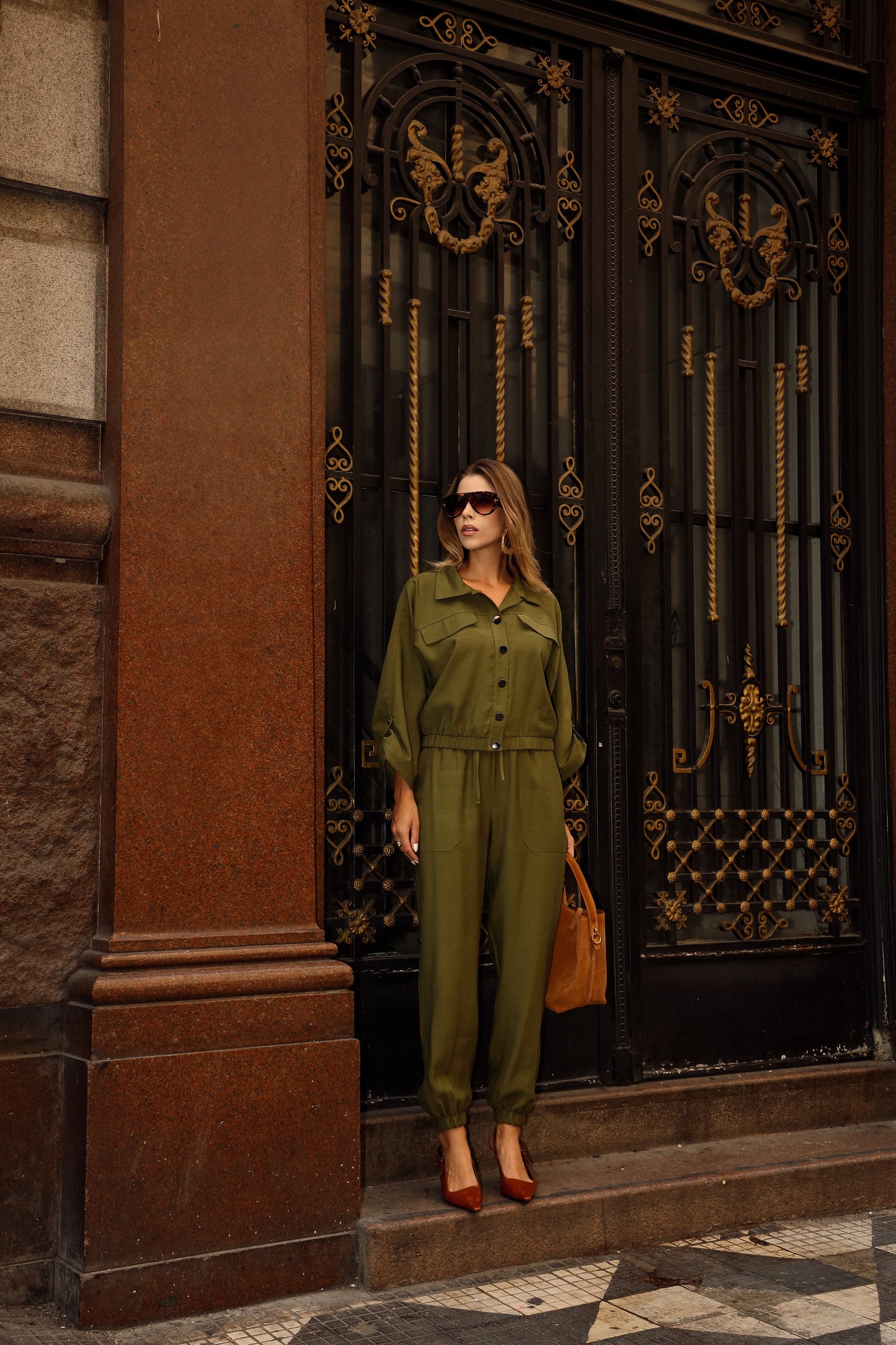 Conjunto de jaqueta comfy e calça jogger