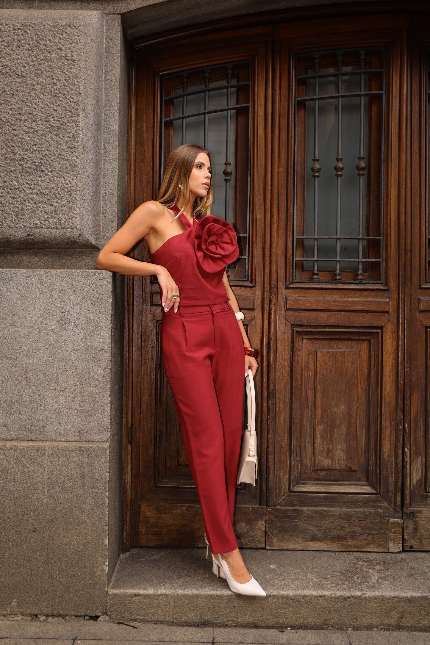 Conjunto em alfaiataria de calça cenoura e blusa com flor