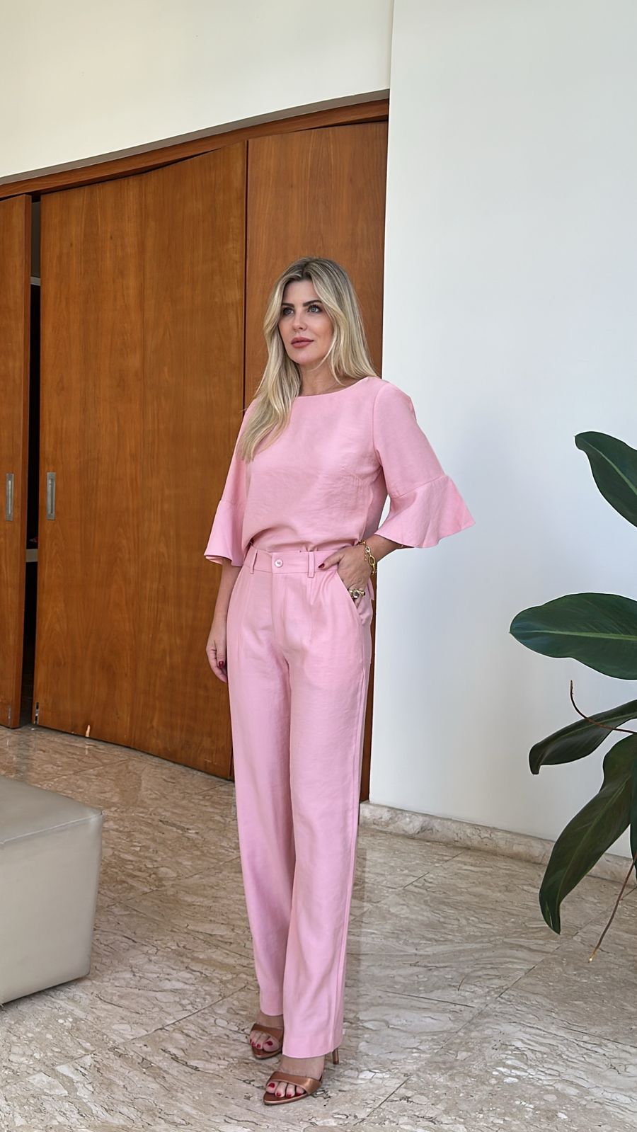 Conjunto em alfaiataria calça reta e blusa manga com babado