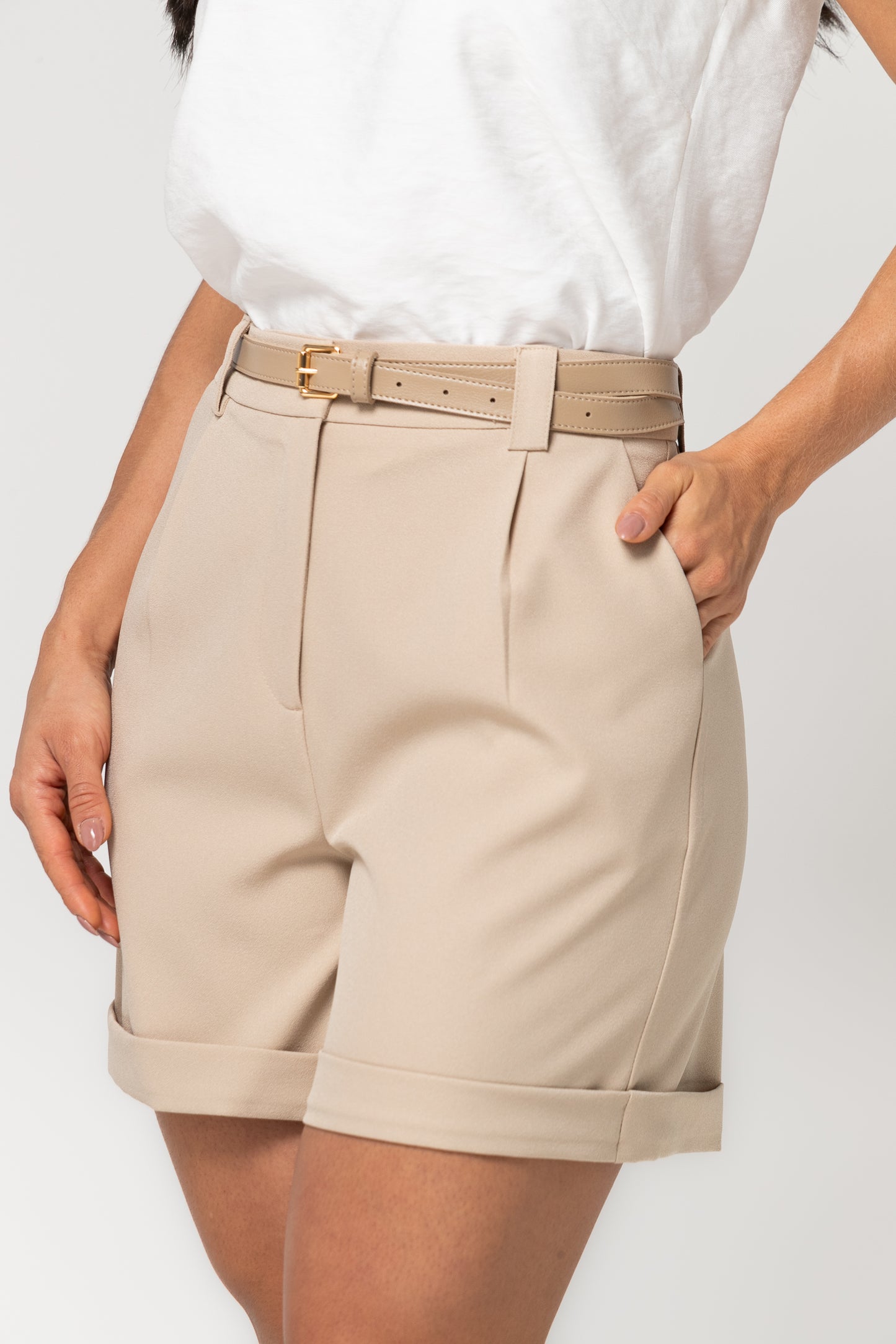 Shorts em crepe com cinto e barra italiana