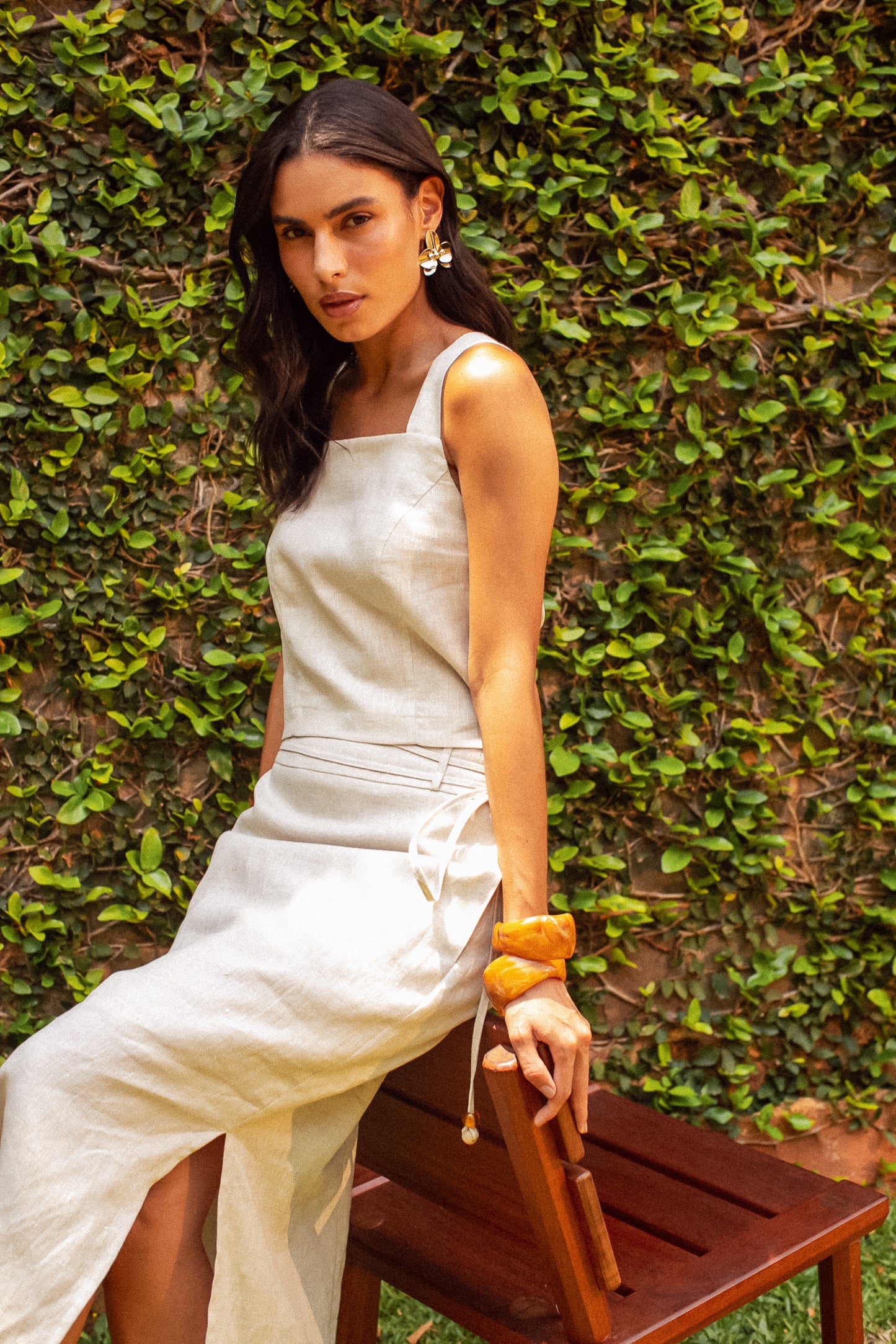 Saia midi em linho com faixa e fenda lateral