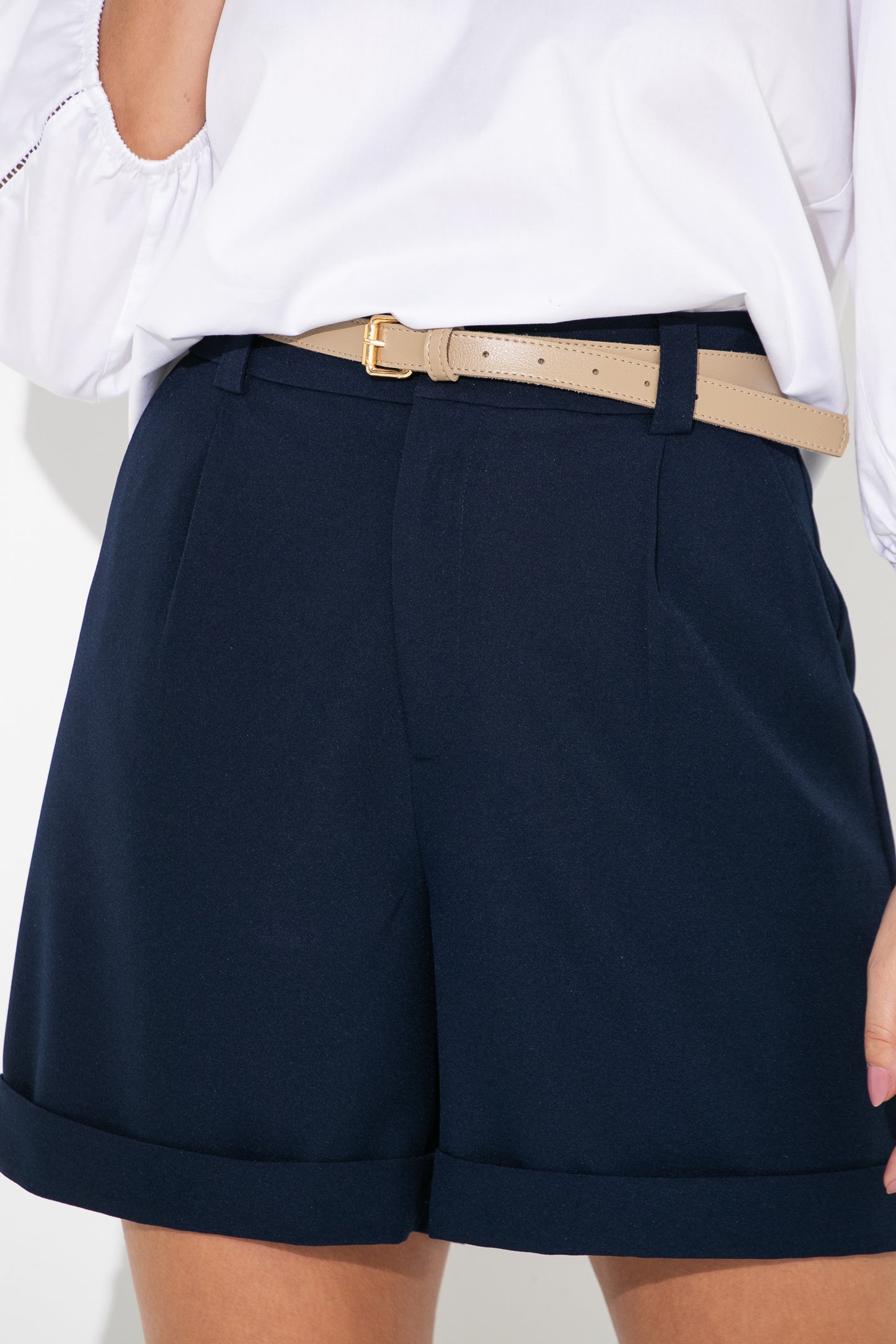 Shorts em crepe com cinto e barra italiana