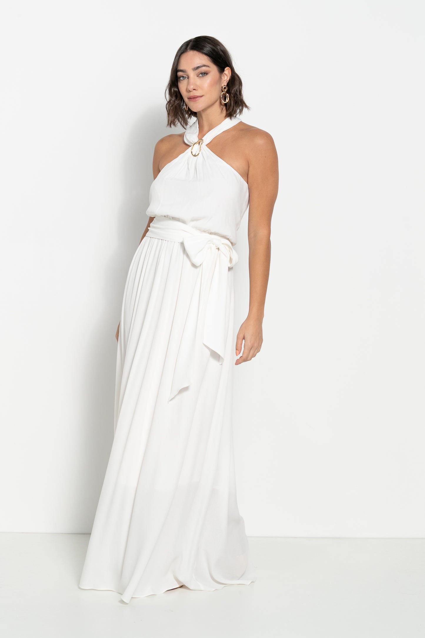 Vestido em crepe com aplique orgânico no decote e faixa.