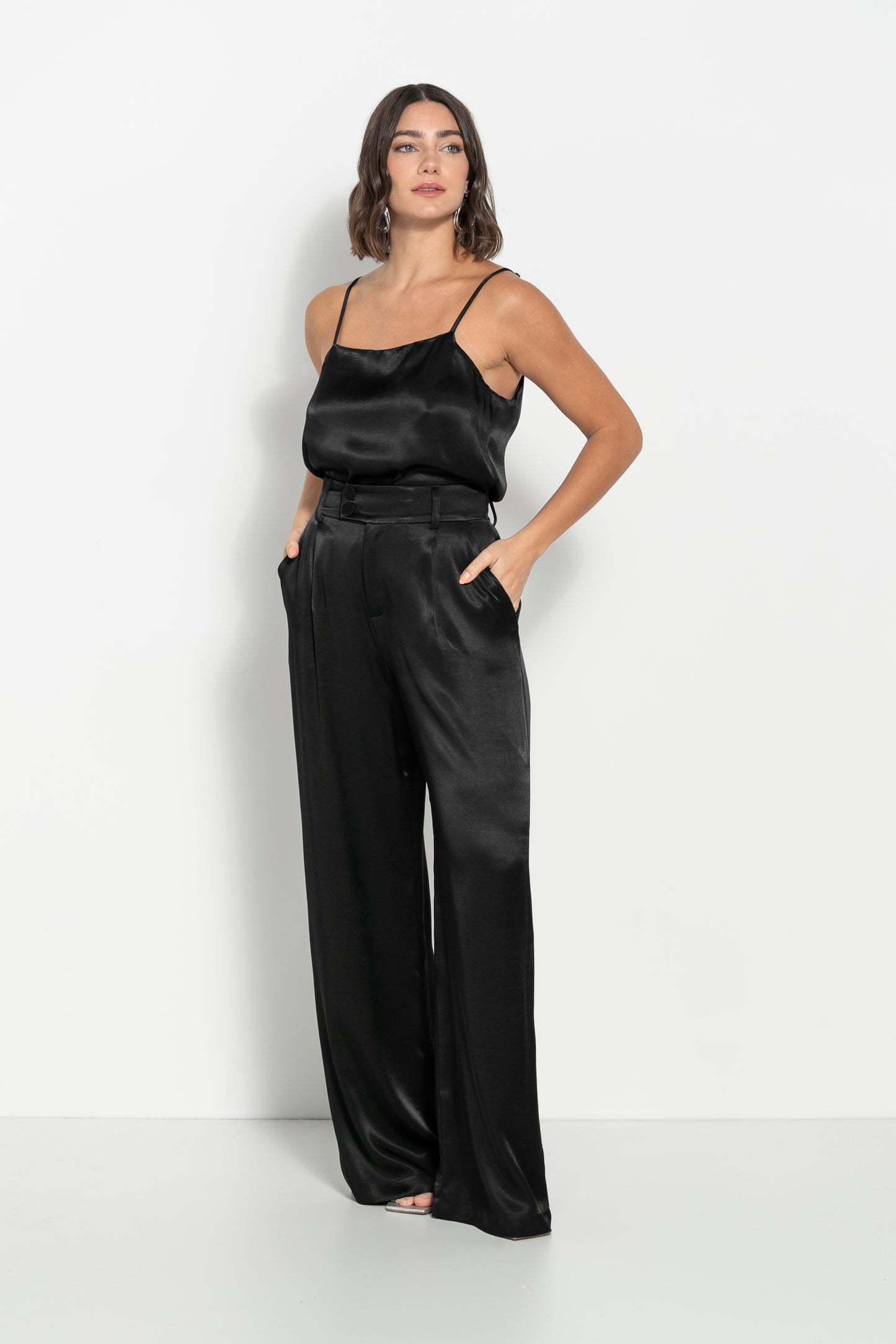 Conjunto acetinado de calça pantalona e regata