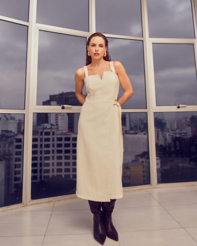 Vestido Midi com Transpasse e Fivela de Metal em Alfaiataria