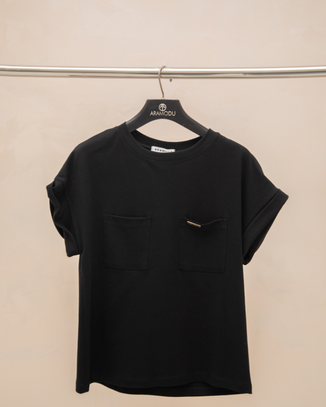 T-shirt de malha com Bolso e pingente