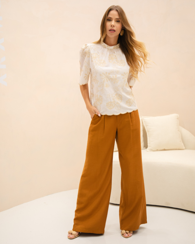 Calça Pantalona em Alfaiataria de Viscose com Prega Frontal