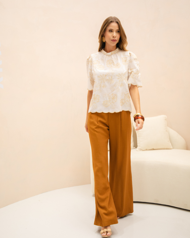 Calça Pantalona em Alfaiataria de Viscose com Prega Frontal