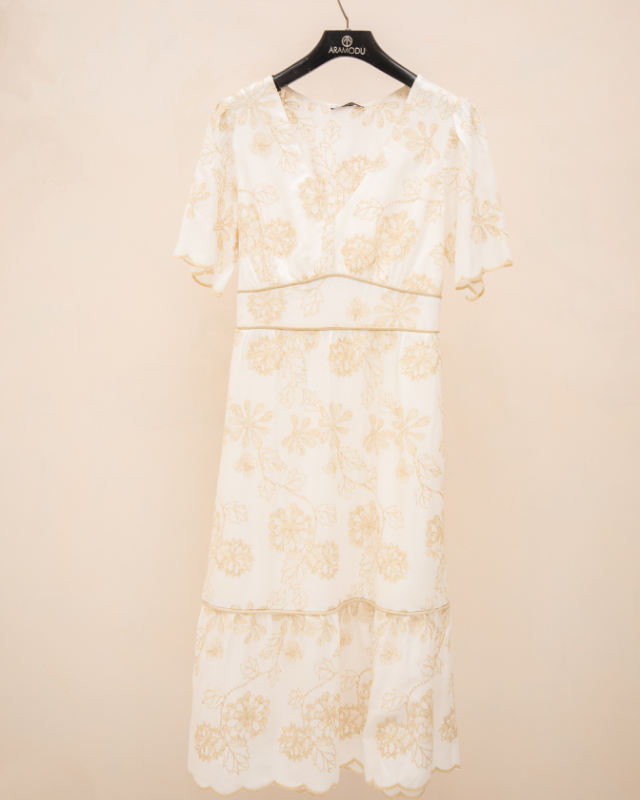 Vestido Midi em Viscose Decote V e Bordado Barrado