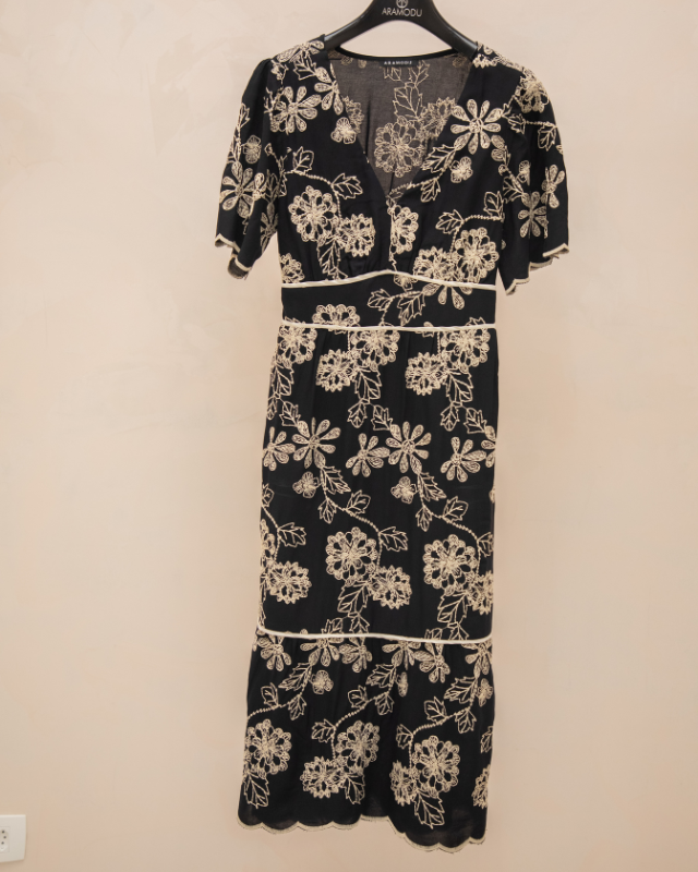 Vestido Midi em Viscose Decote V e Bordado Barrado