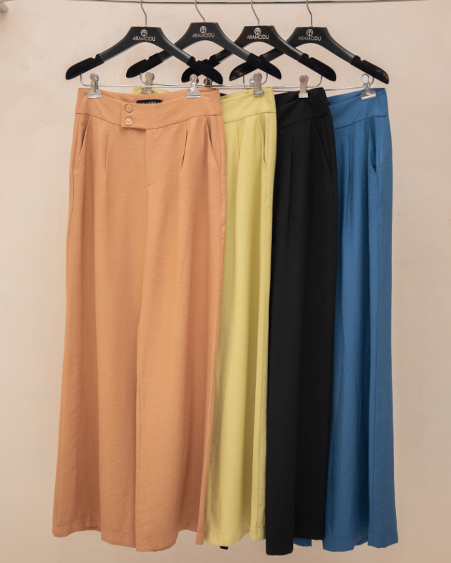 Calça Pantalona em Alfaiataria de Viscose com Prega Frontal