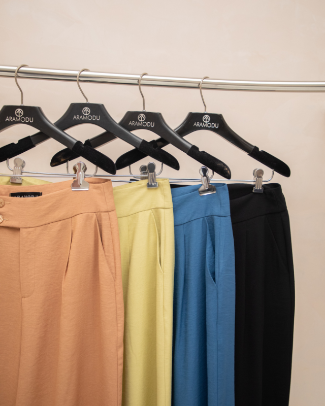 Calça Pantalona em Alfaiataria de Viscose com Prega Frontal
