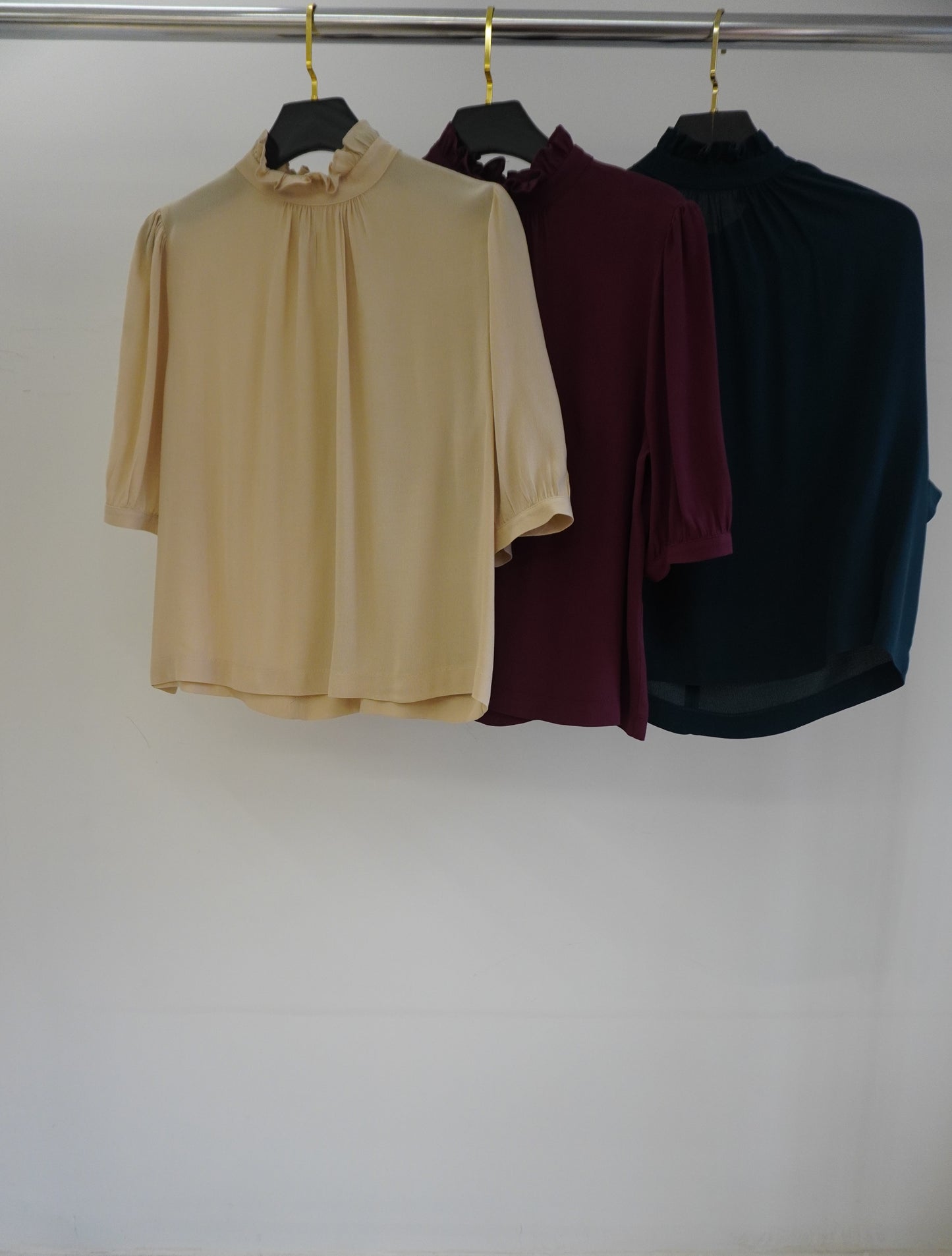 Blusa gola alta com babado e manga bufante em crepe