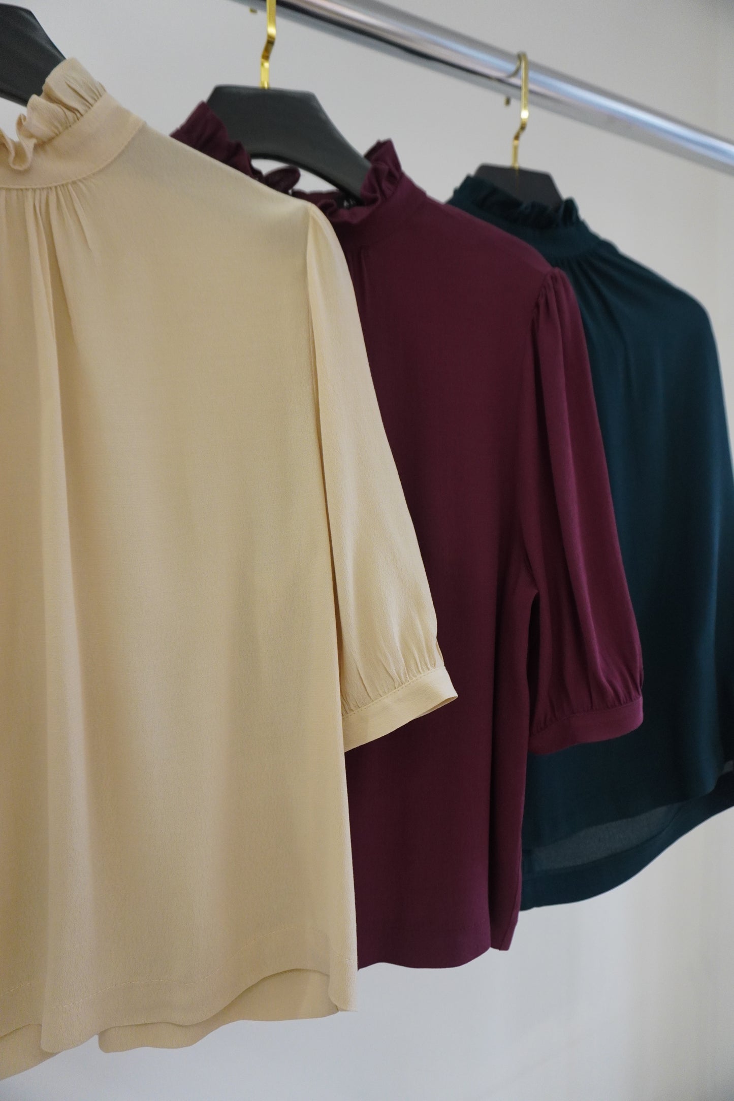 Blusa gola alta com babado e manga bufante em crepe