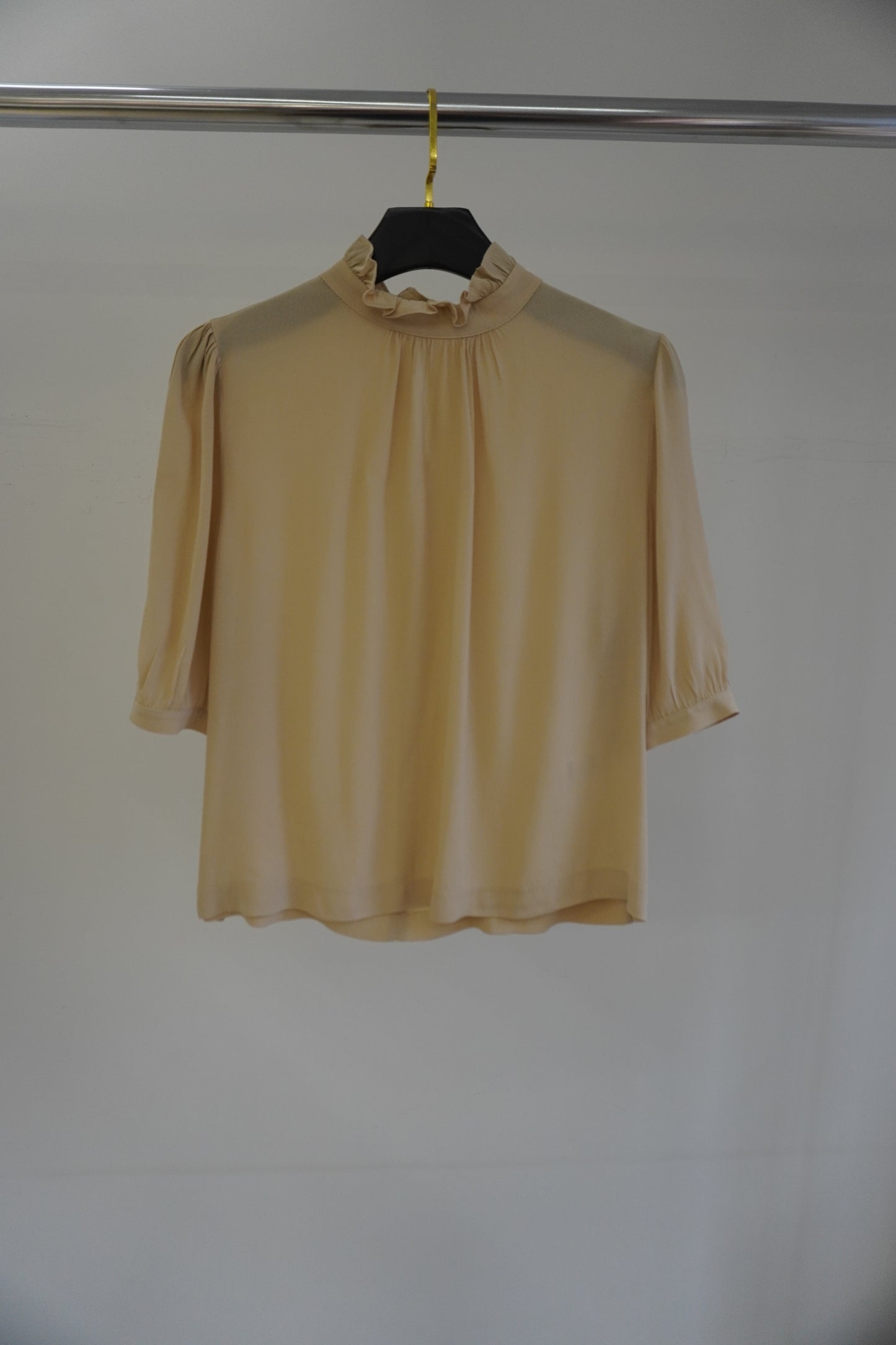 Blusa gola alta com babado e manga bufante em crepe