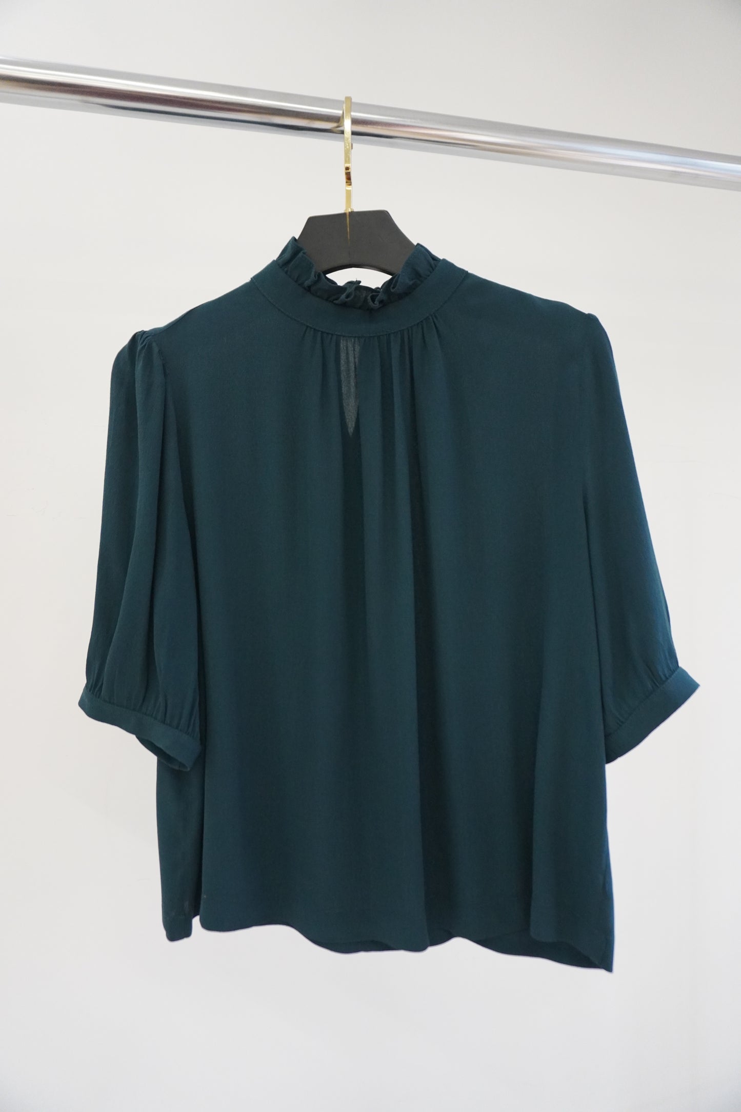Blusa gola alta com babado e manga bufante em crepe