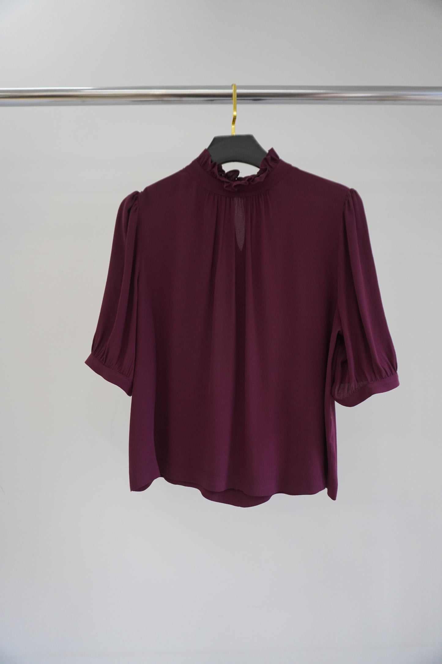 Blusa gola alta com babado e manga bufante em crepe