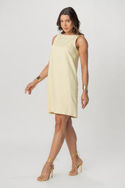 Vestido Curto Tecido Eco Decote Canoa Amarração nas Costas, cor Amarelo pastel.