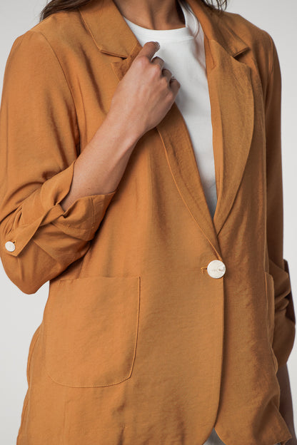 Blazer em alfaiataria com martingale