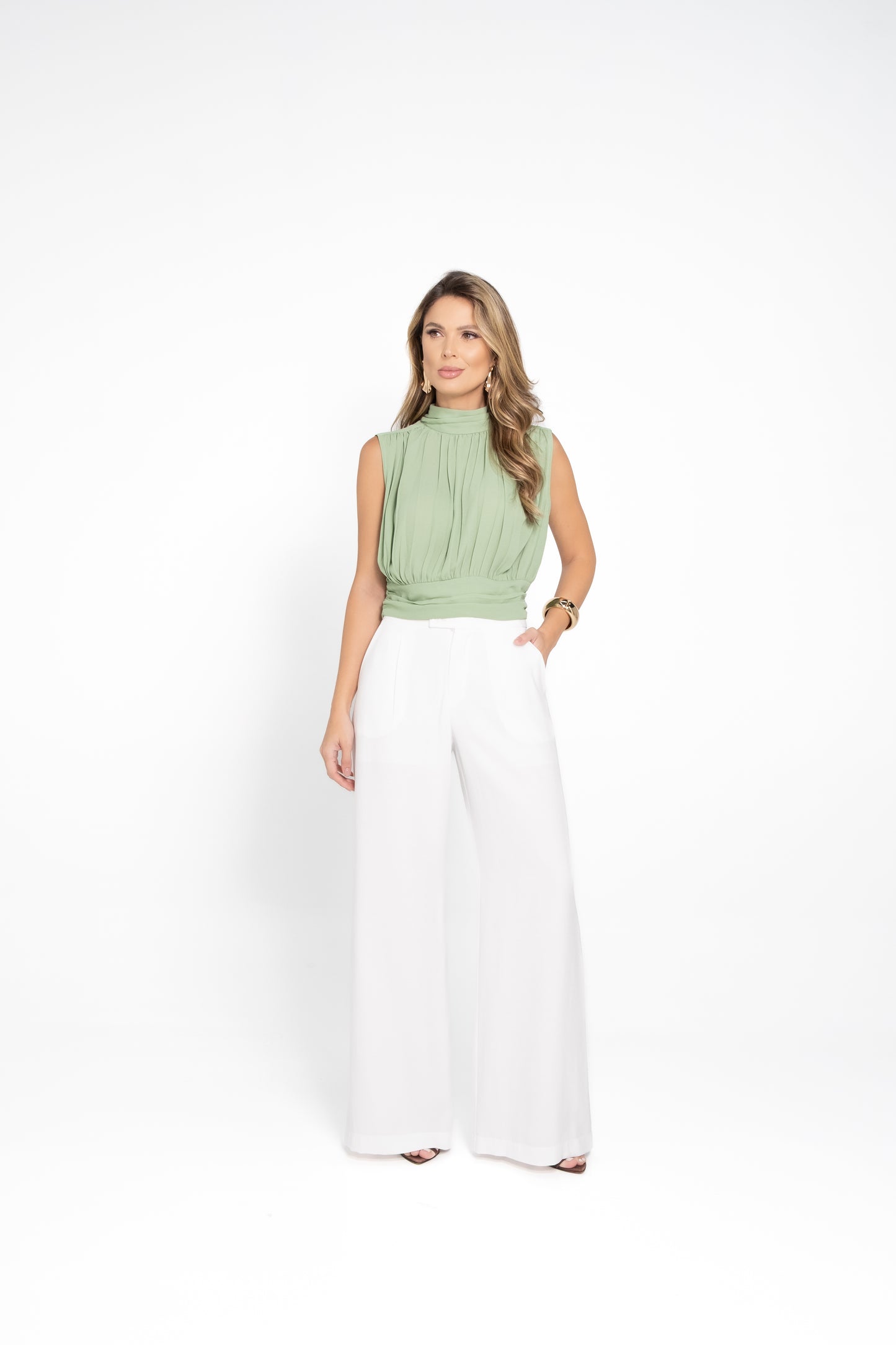 Blusa em Crepe com Pregas e Abertura nas Costas