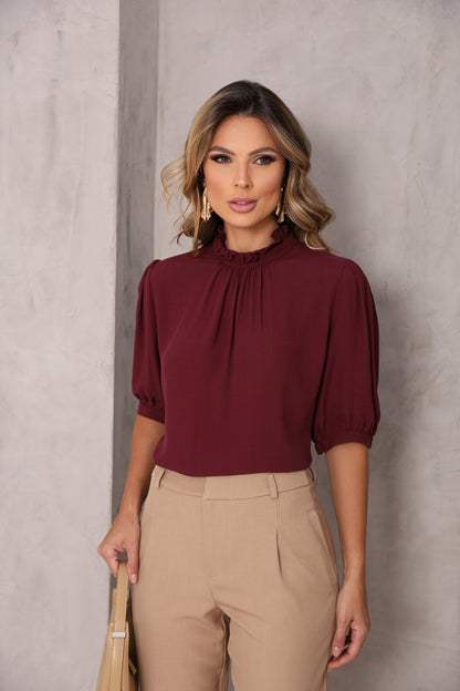 Blusa gola alta com babado e manga bufante em crepe