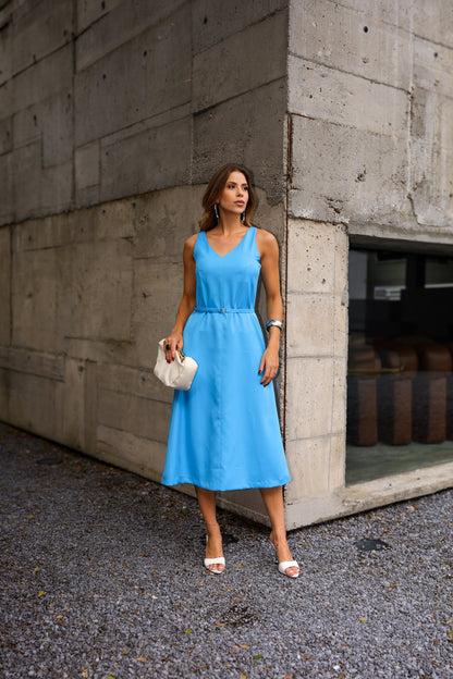 Vestido midi em alfaiataria com decote em V e faixa