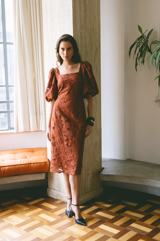 Vestido em Bordado com Decote Reto e Mangas Bufantes