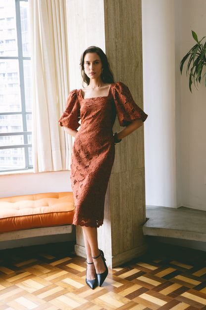 Vestido em Bordado com Decote Reto e Mangas Bufantes
