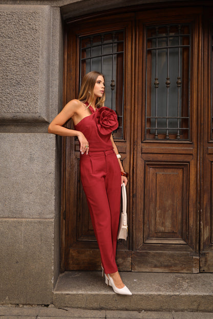 Conjunto em alfaiataria de calça cenoura e blusa com flor