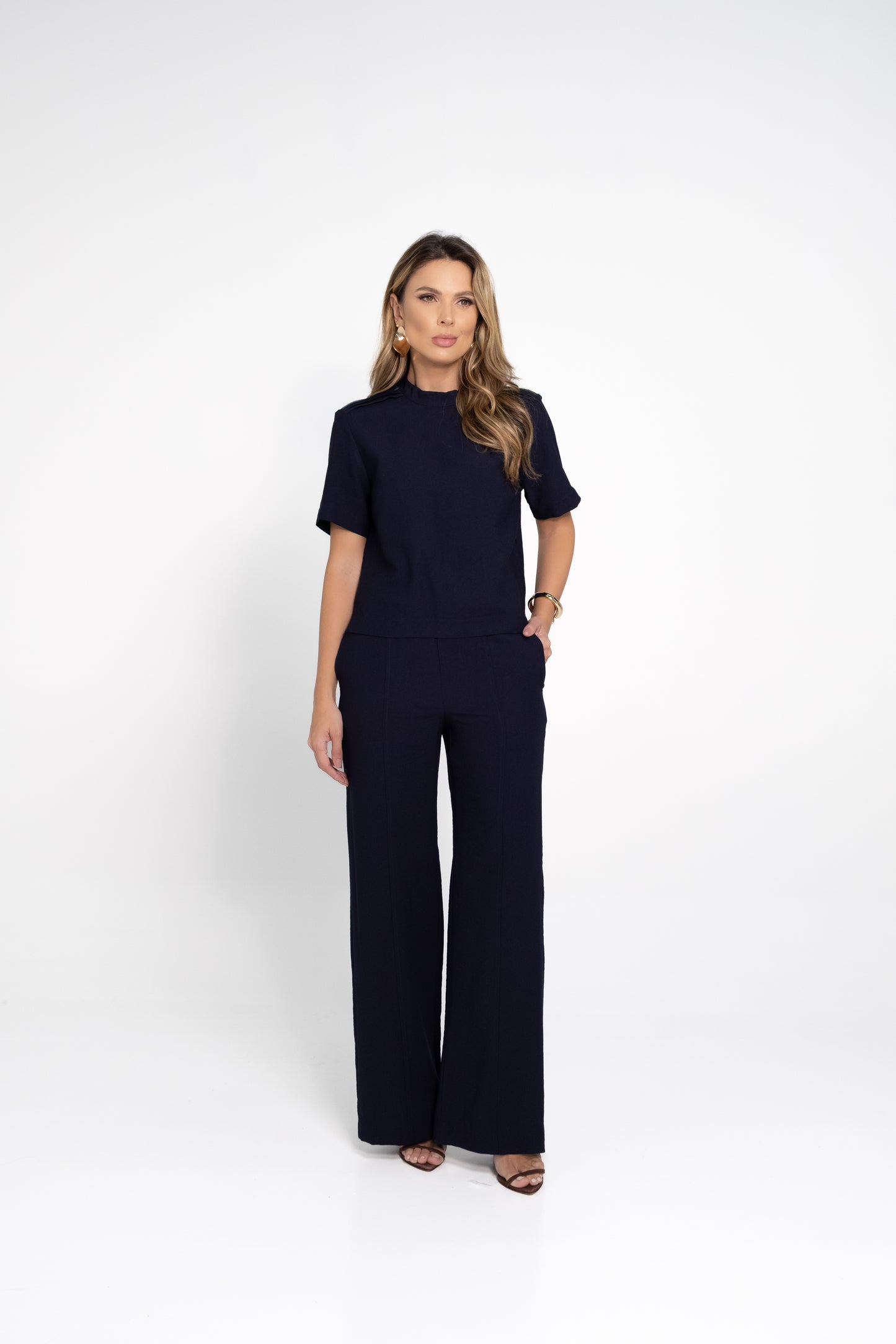 Conjunto em alfaiataria de blusa com calça pantalona com vivo