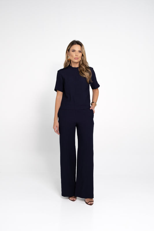 Conjunto em alfaiataria de blusa com calça pantalona com vivo