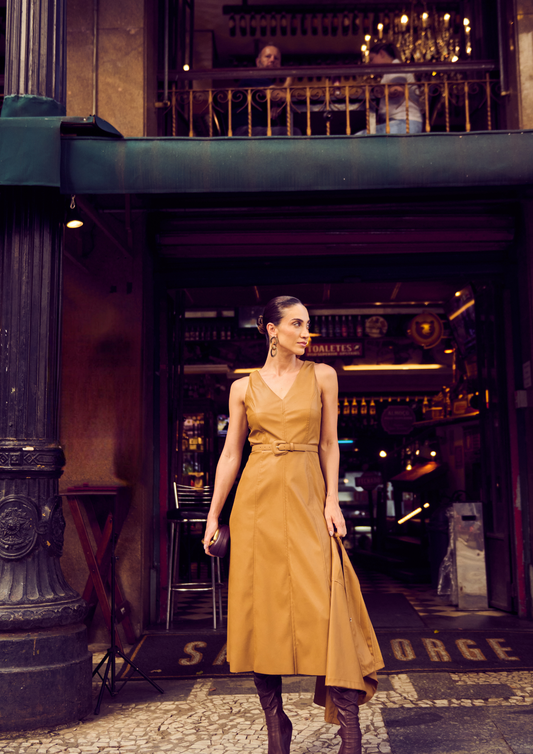 Vestido midi com fenda frontal em P.U com cinto