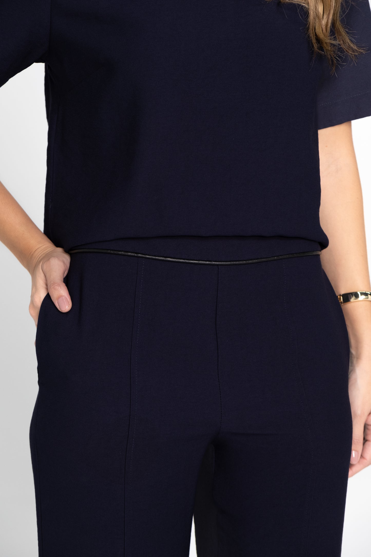 Conjunto em alfaiataria de blusa com calça pantalona com vivo