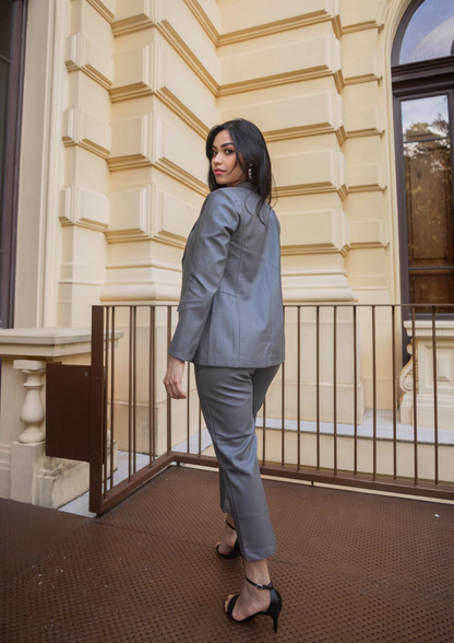 Blazer em P.U com recorte e lapela