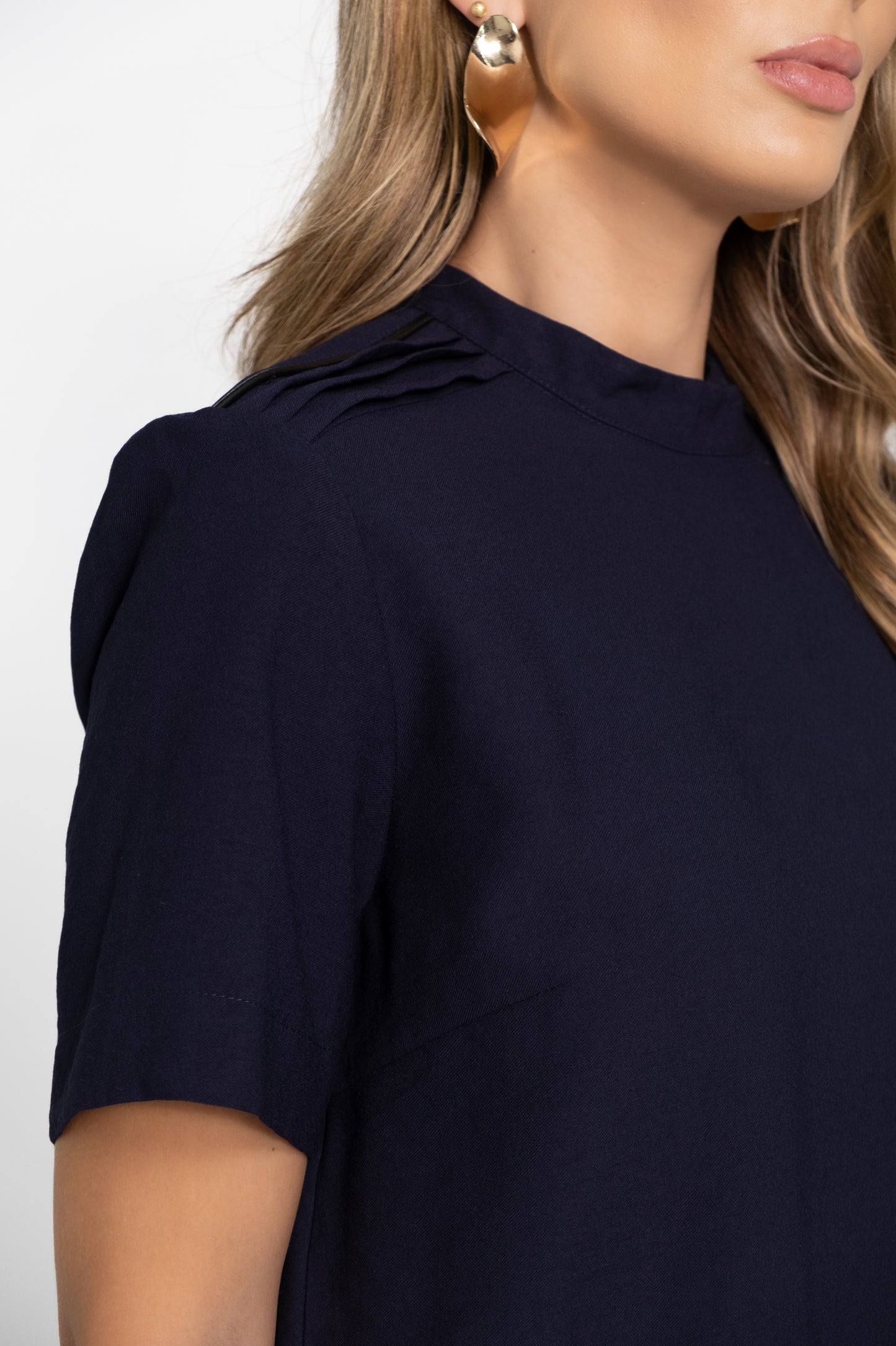 Conjunto em alfaiataria de blusa com calça pantalona com vivo