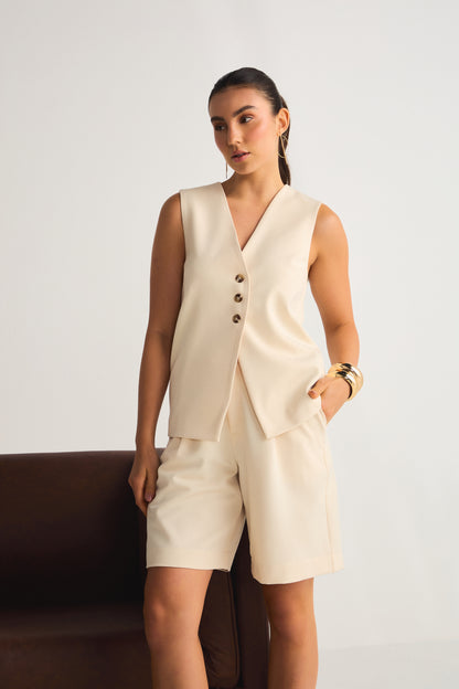 Conjunto em Alfaiataria com Colete Alongado e Bermuda