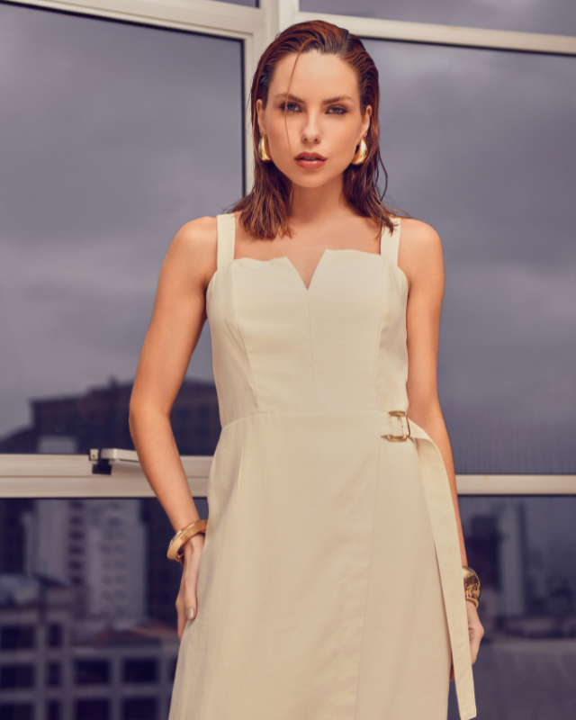 Vestido Midi com Transpasse e Fivela de Metal em Alfaiataria