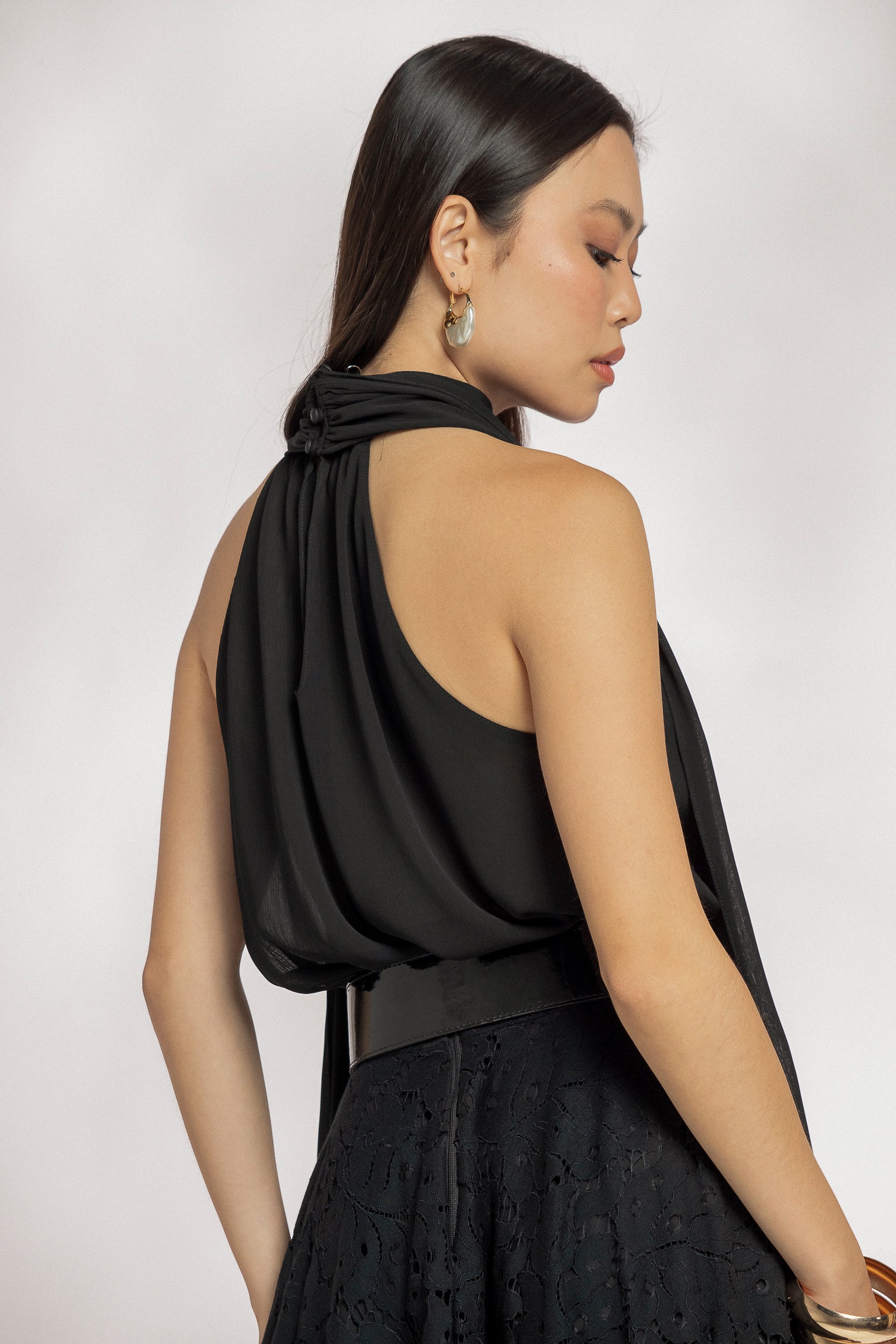 Blusa Crepe com faixa na Gola, Cor preto