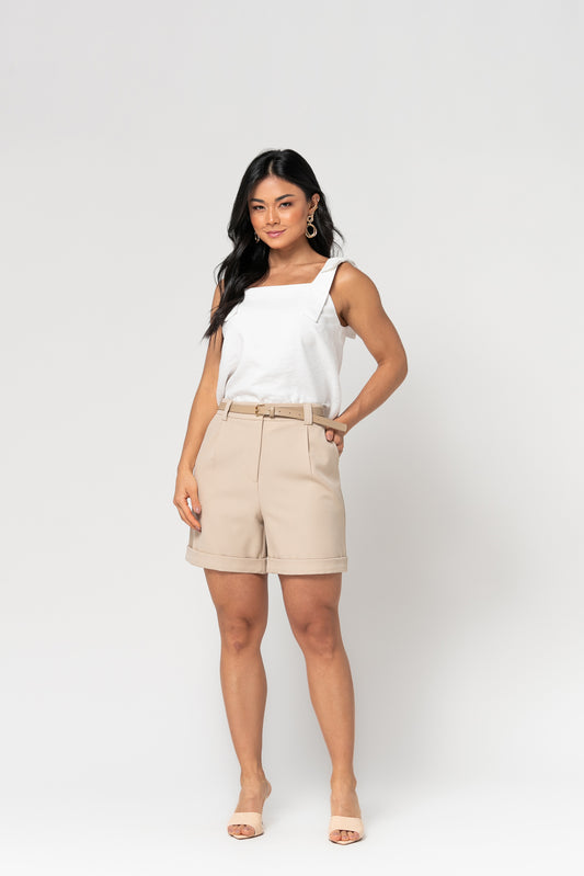 Shorts em crepe com cinto e barra italiana