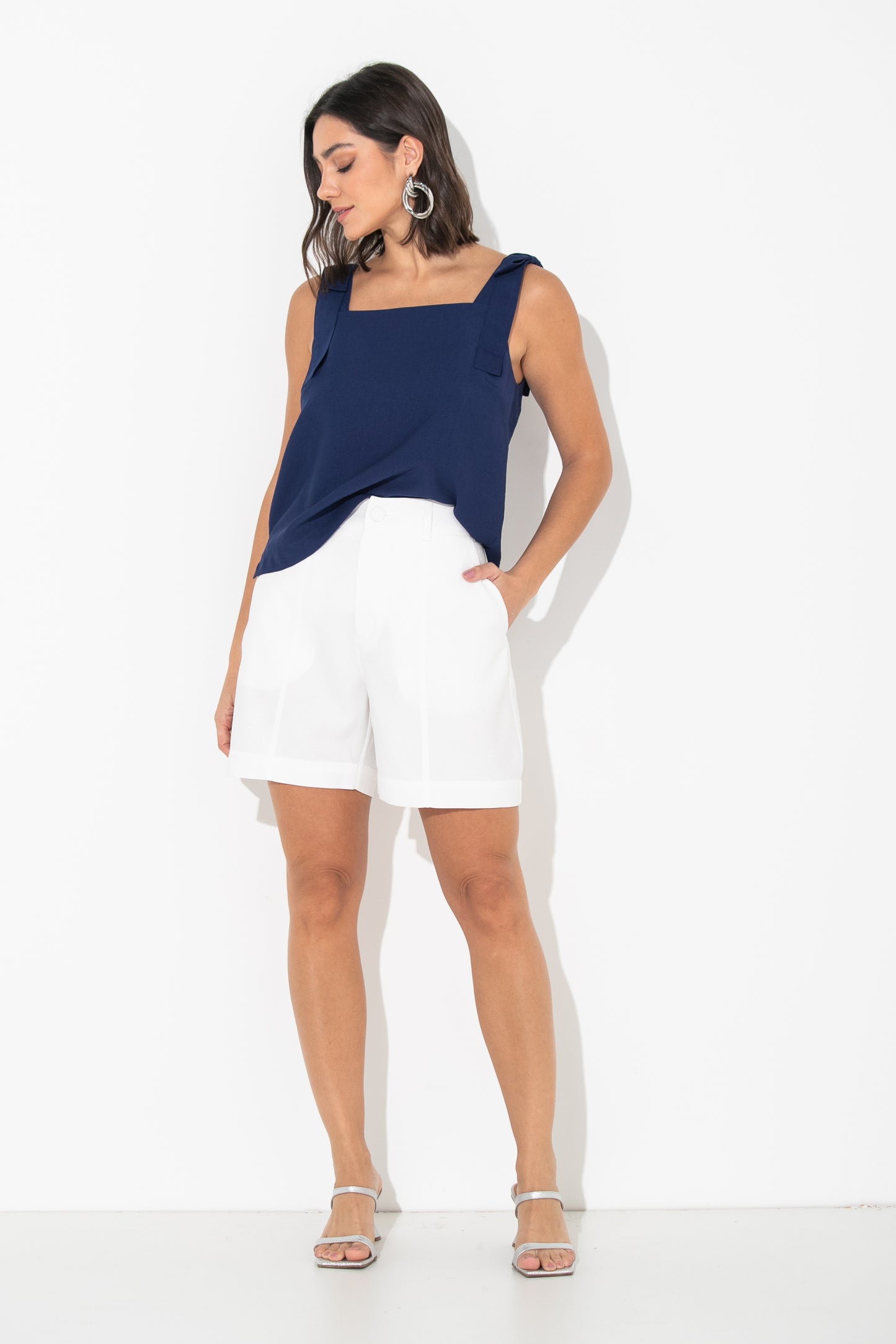 Shorts em alfaiataria com recortes pespontados
