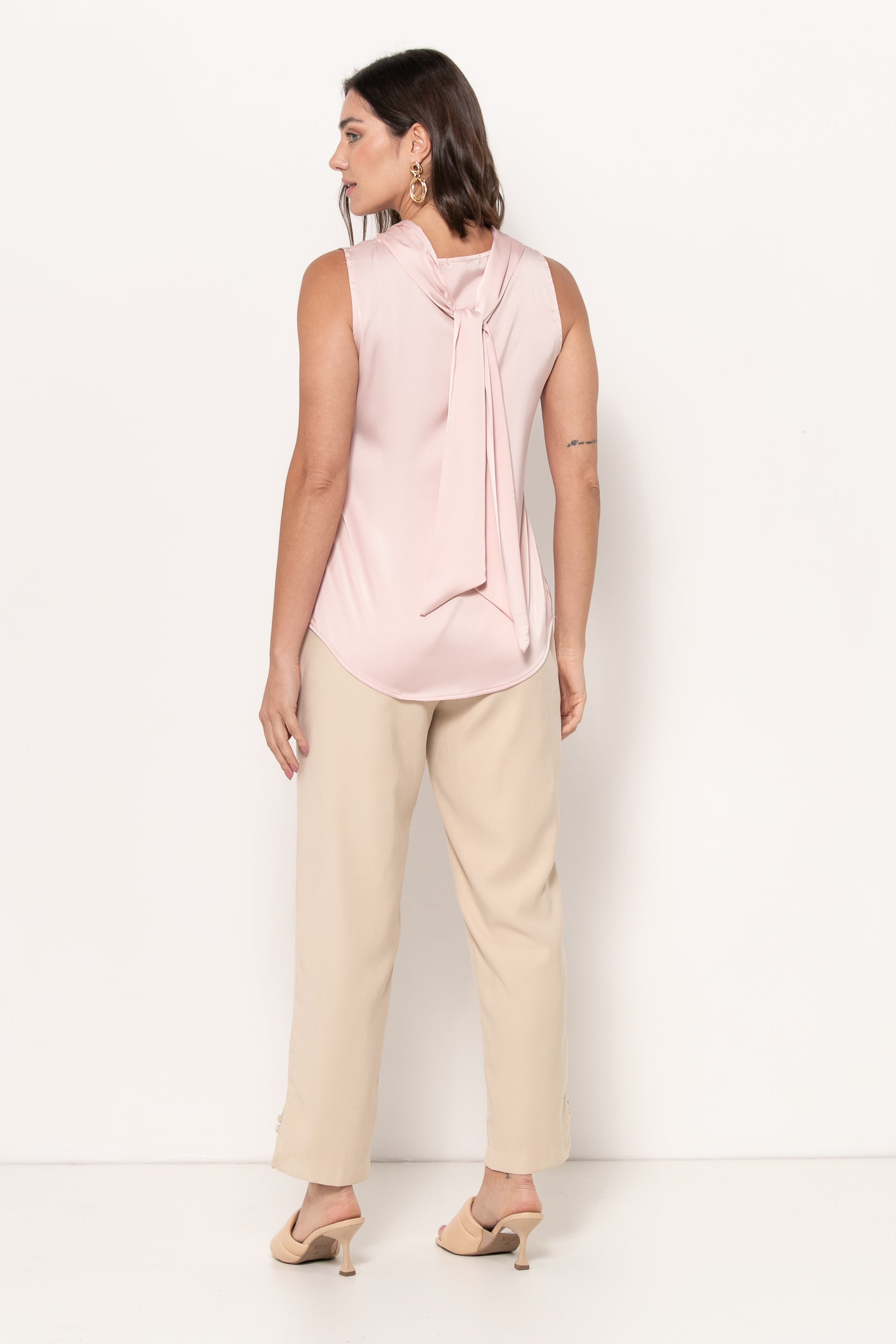 Blusa em cetim com faixa na gola, rosa blush e off white