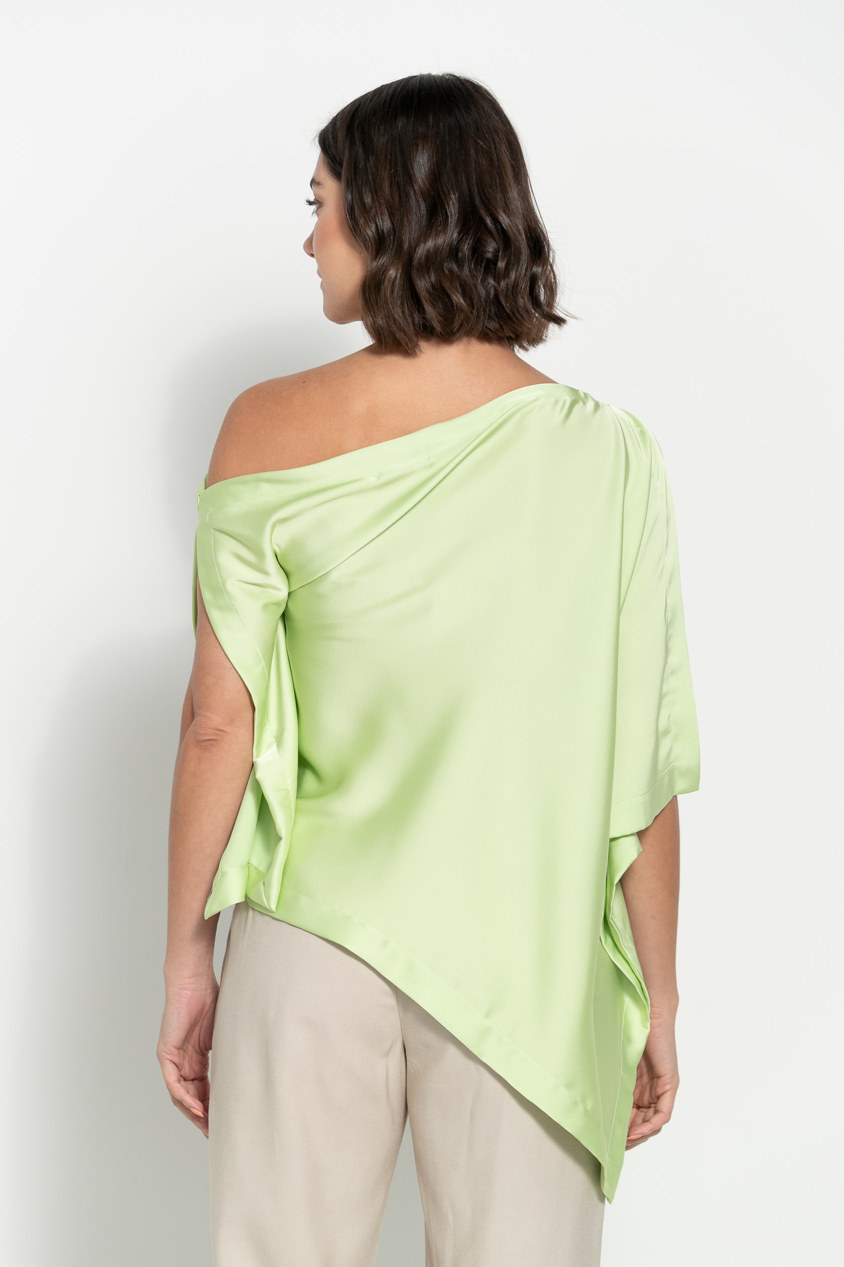 Blusa em cetim com assimetria e abertura na manga, Verde e Rosa blush