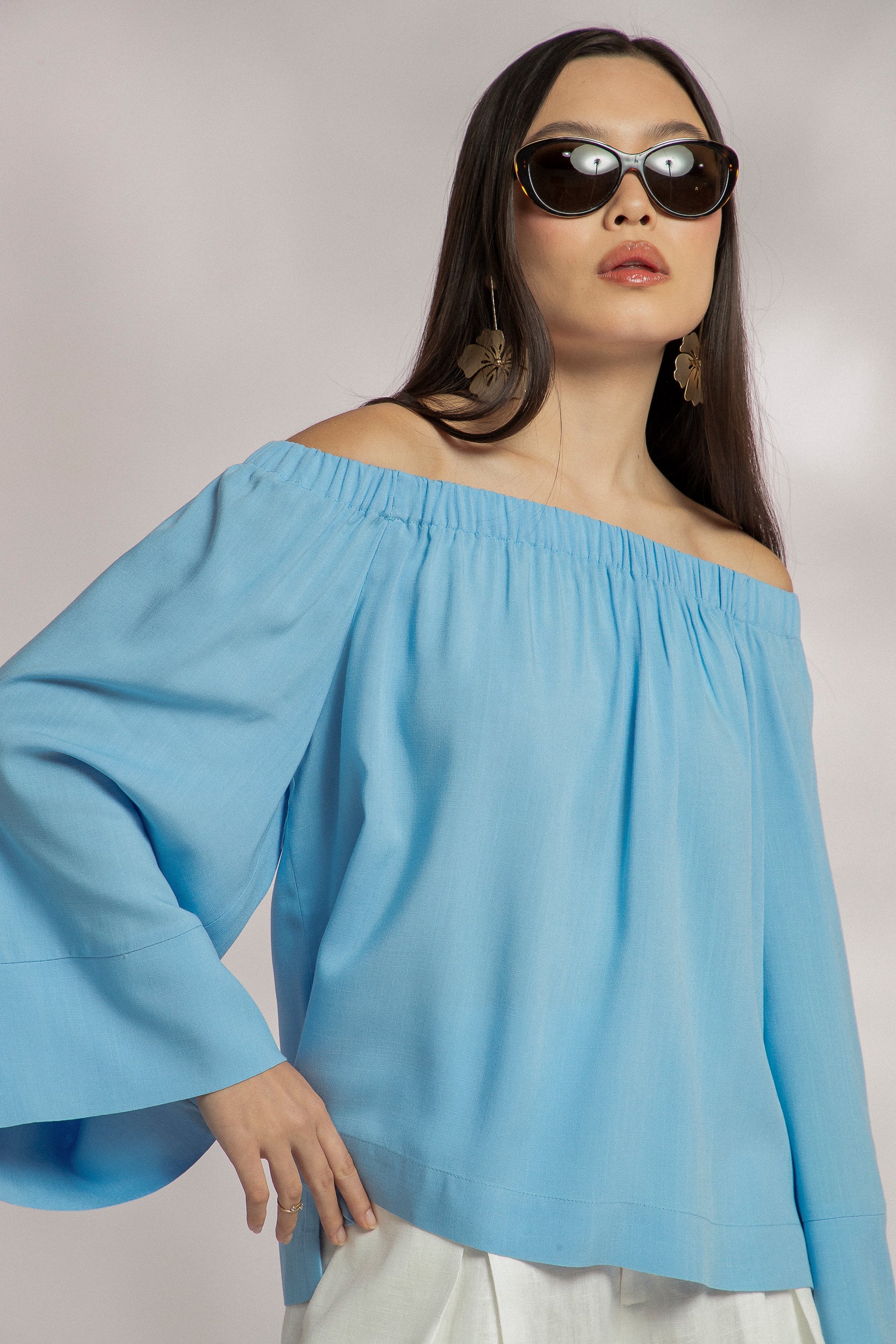 Blusa Ombro a Ombro Viscose Franzido Busto Fendas Laterais, Cor azul celeste