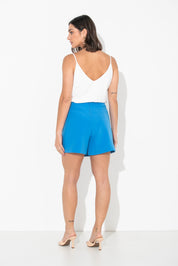 Shorts saia em alfaiataria com prega, cor azul.